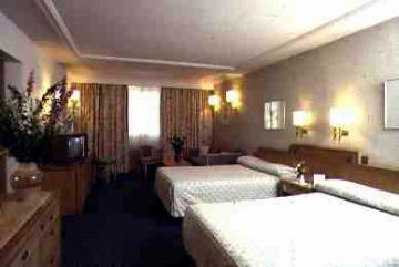 CAS HOLhotel Bedroom 1